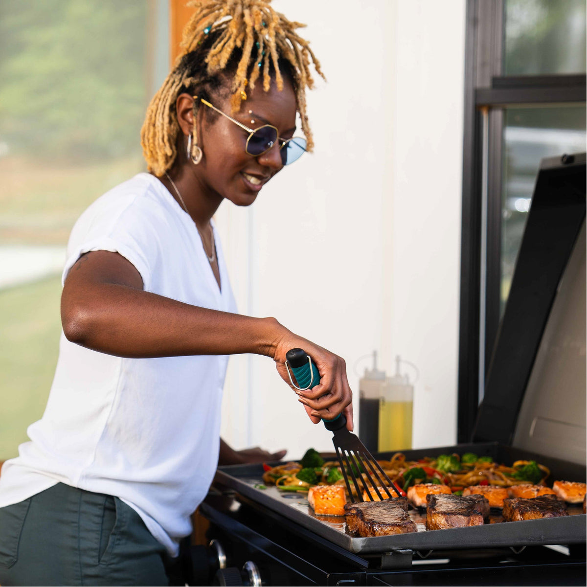 Char-Broil Charbroil® 28" XL Performance Series™ Propane Gas Griddle with Cart 3 Burner Flat Top Grill, Black 463258924 product view 17